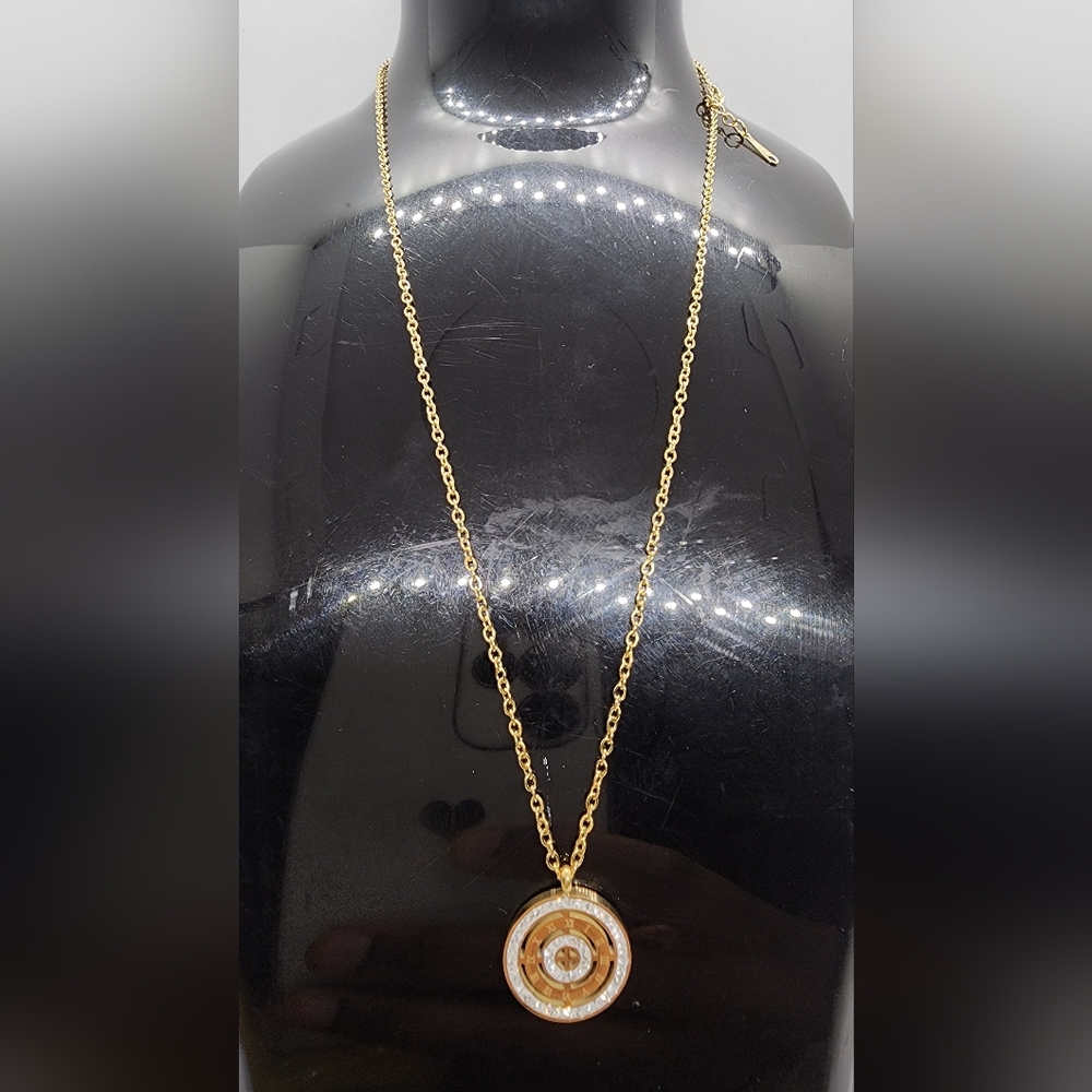 Elegant Gold Pendant Necklace